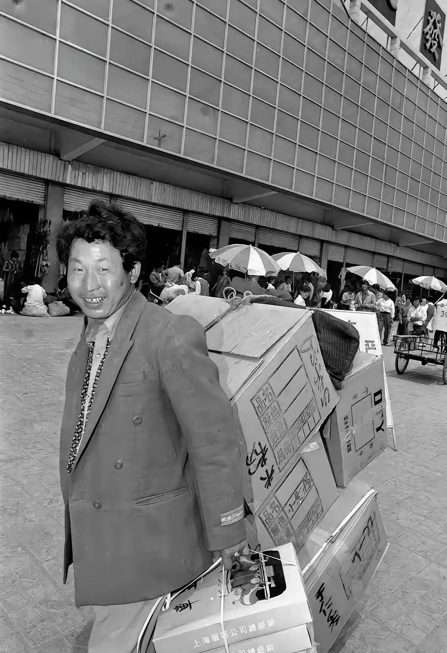 1994年，长沙飞福州的航班上，林文强整了身冒牌警服，揣着假证件，硬把养母、老婆