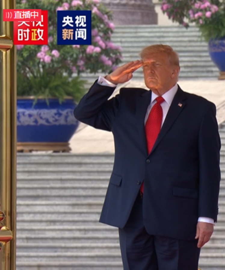 等一下 ，美国的敬礼是和我们一样的吗？ 为什么后面的美国人是捂着胸口的敬礼？ 
