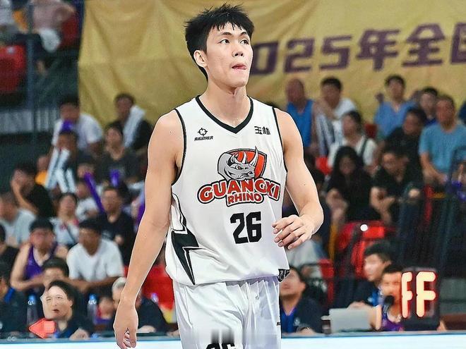 庞峥麟的爆发绝非偶然，本赛季才打5场CBA的他，已连续两场轰下30+：上一轮对阵