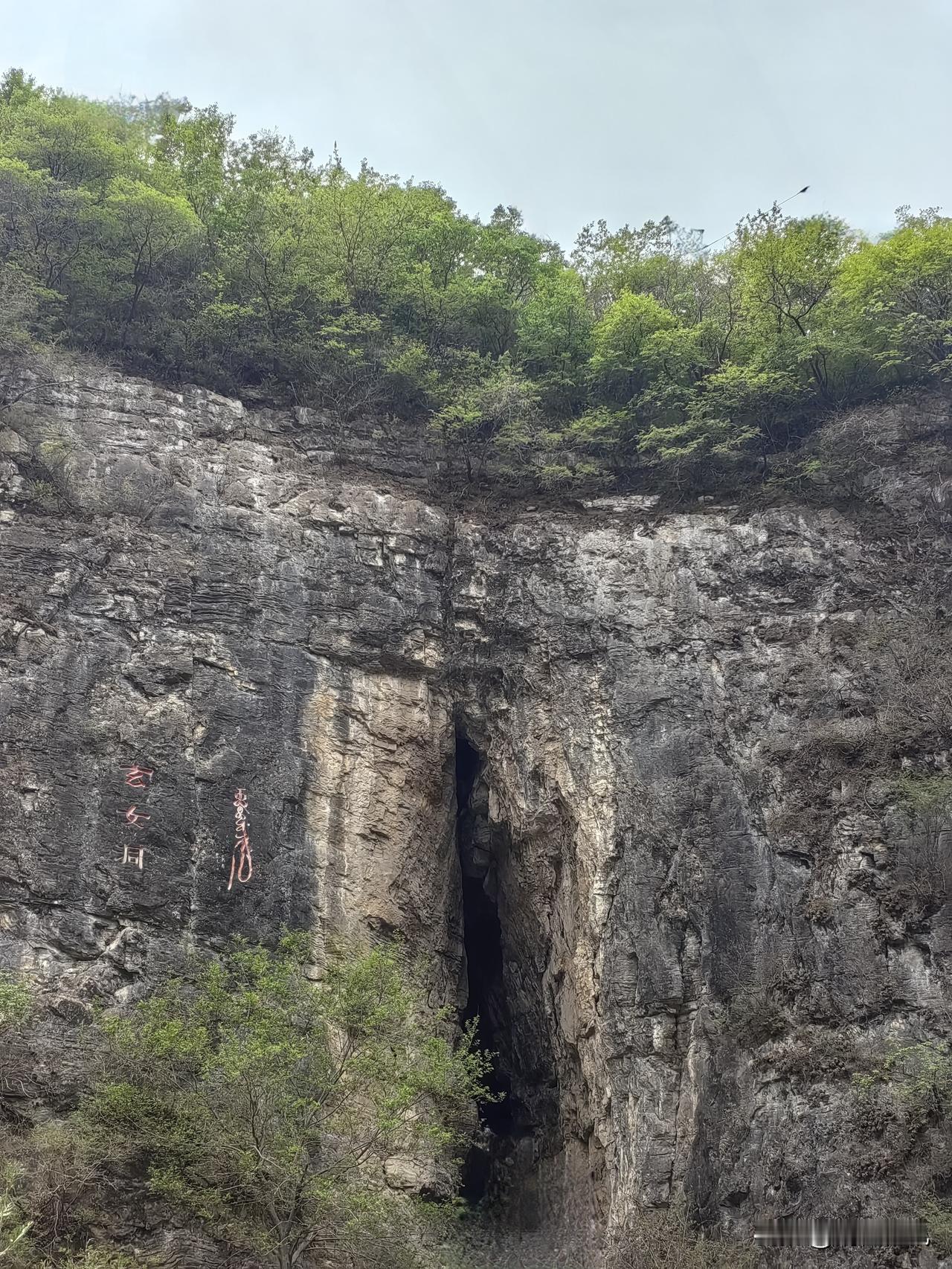 周末游！北京房山圣莲山风景区从北京玉泉路驾车出发，只需一小时就能抵达。此地自然风