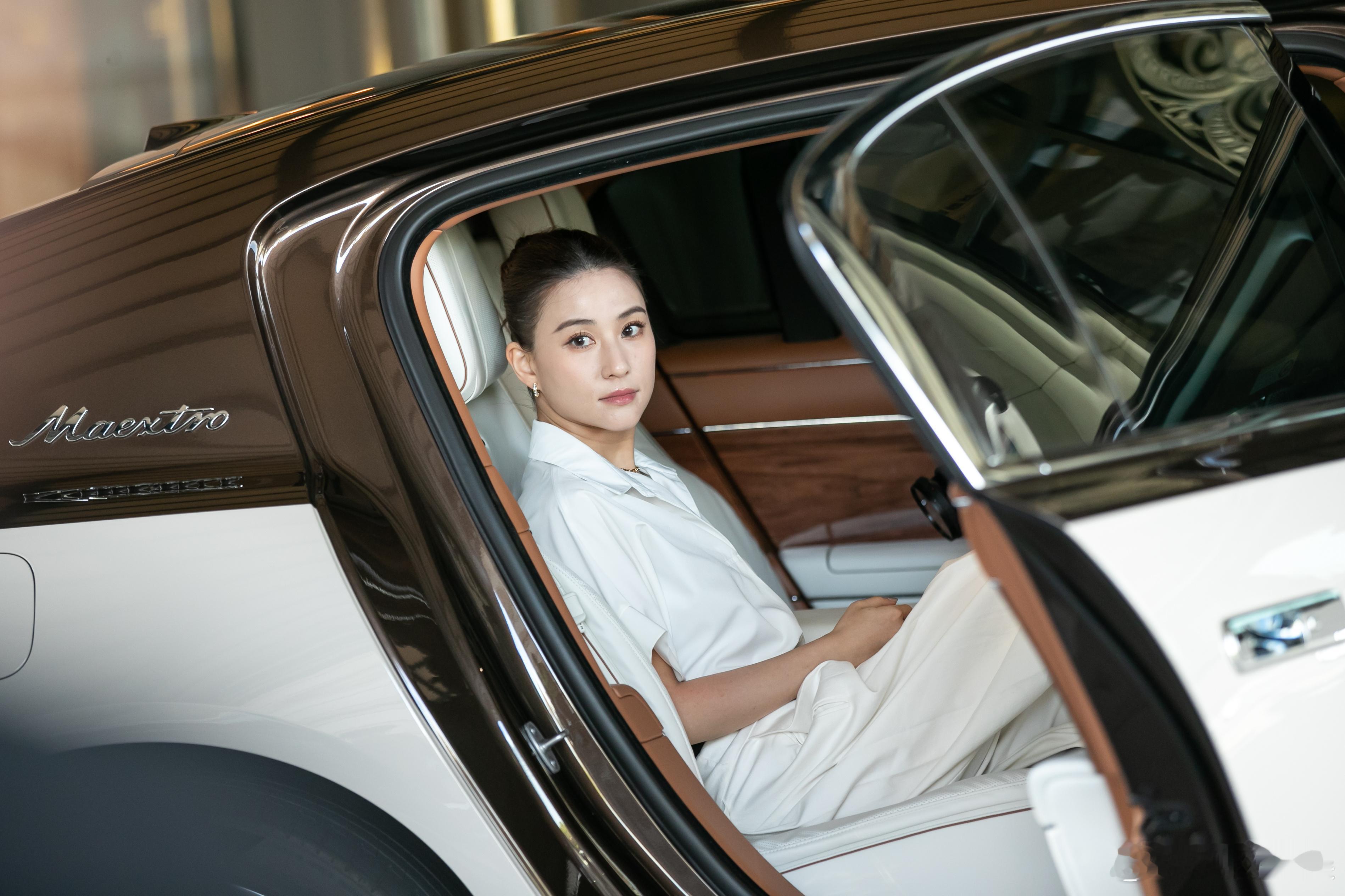 近日，在最新发布的澳门出行Vlog中，何超莲全程乘坐尊界S800出入高端场所，从