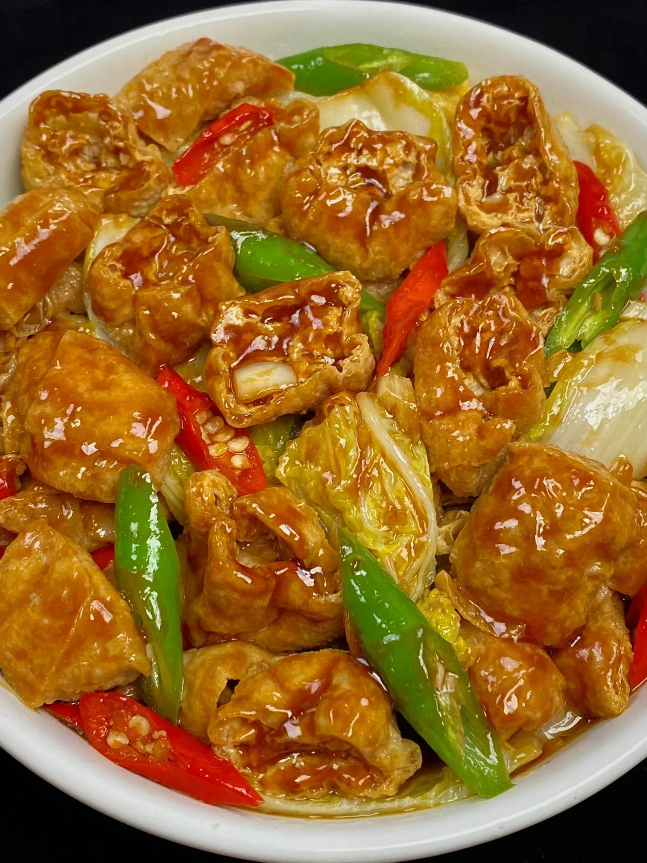 浓郁的青椒娃娃菜焖豆泡一出锅就惊艳到我了，巨好吃！鲜甜味美，香辣入味，豆泡吸满了