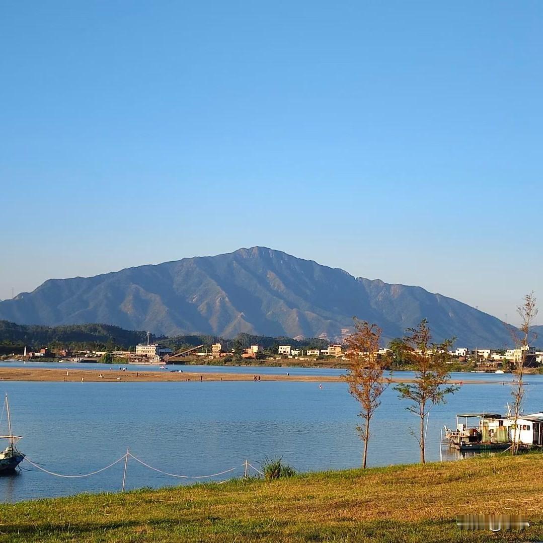 我们村有一个男孩被妈妈打了两撑后，上了楼顶跳下来了，抢救不回来了

这个男孩是老