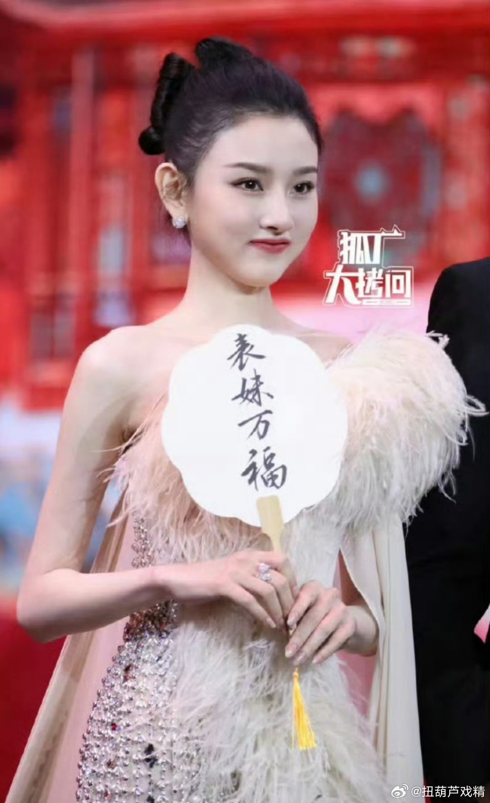 明明身上这么瘦，脸却圆圆的 ​​​