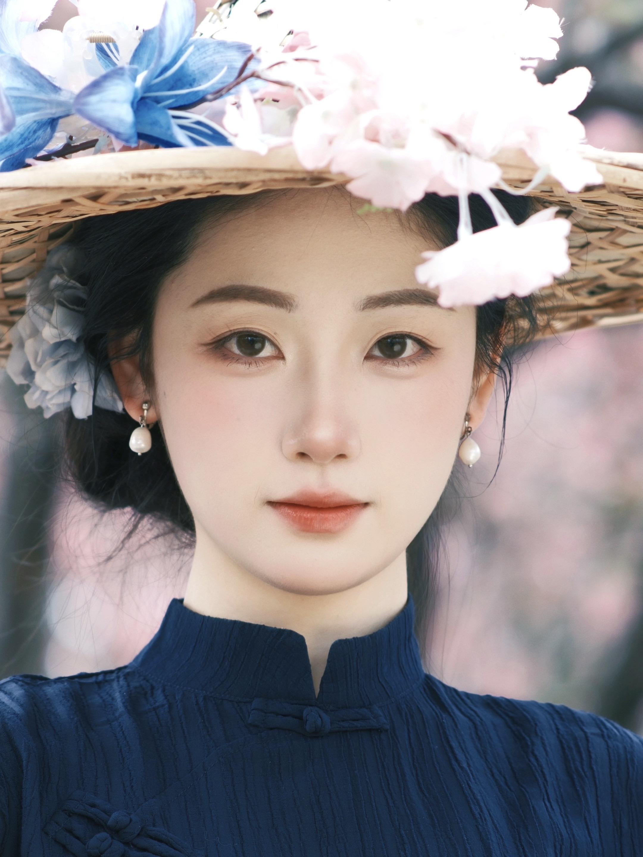 春日迟迟，卉木萋萋。