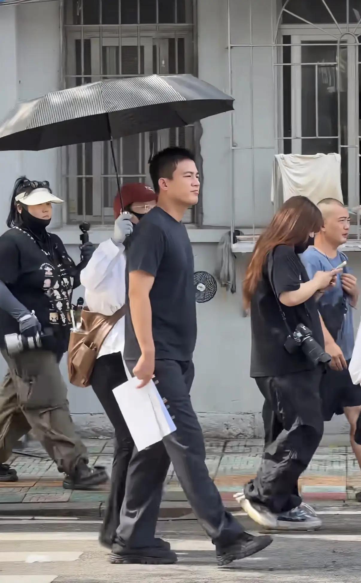 欧豪，近期主演的《交锋》，我相信大家一定看过吧！没看过的朋友们一定去看看，真的好