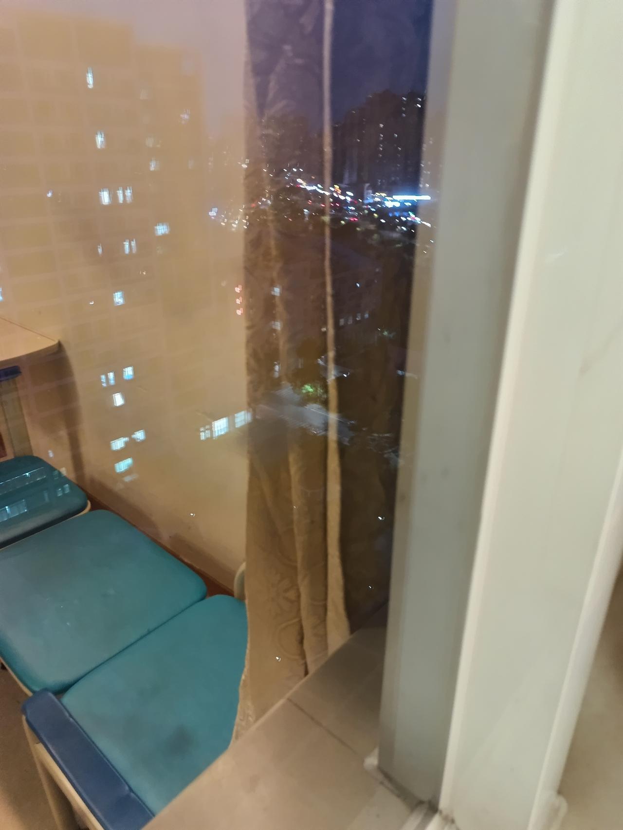 我终于知道了
第一人民医院，为什么有这么多人来治疗，
却依然夜晚的灯不开



