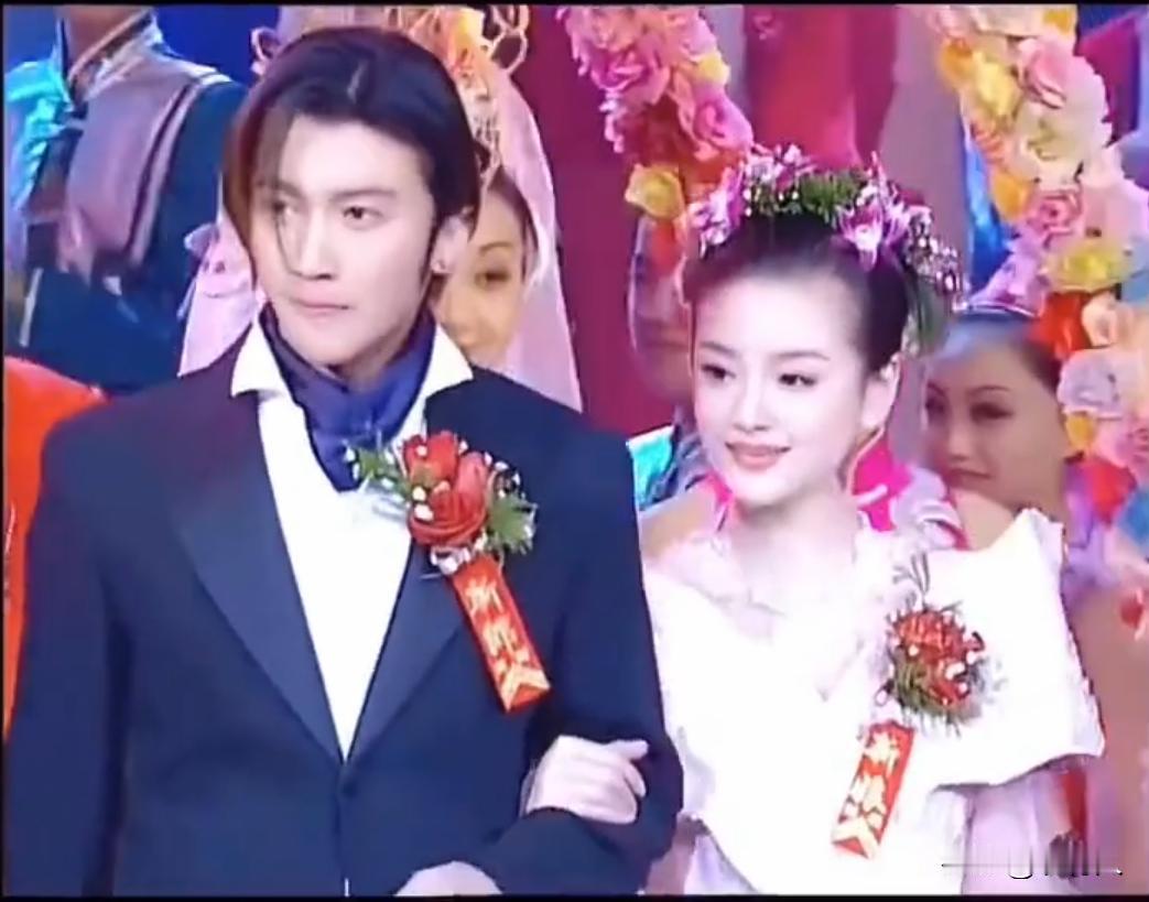 当年20岁的董洁，作为春晚的新娘搭档谢霆锋。一夜被全国观众熟知，也正是这次亮相。