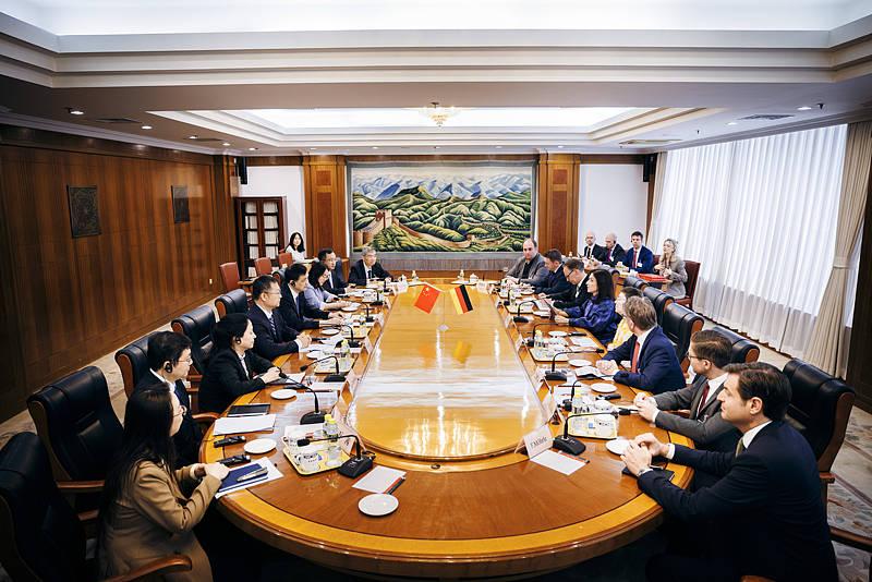 宝马i3续航破纪录，中国供应链角色变了
满电一口气跑1213公里，全程没充过一次