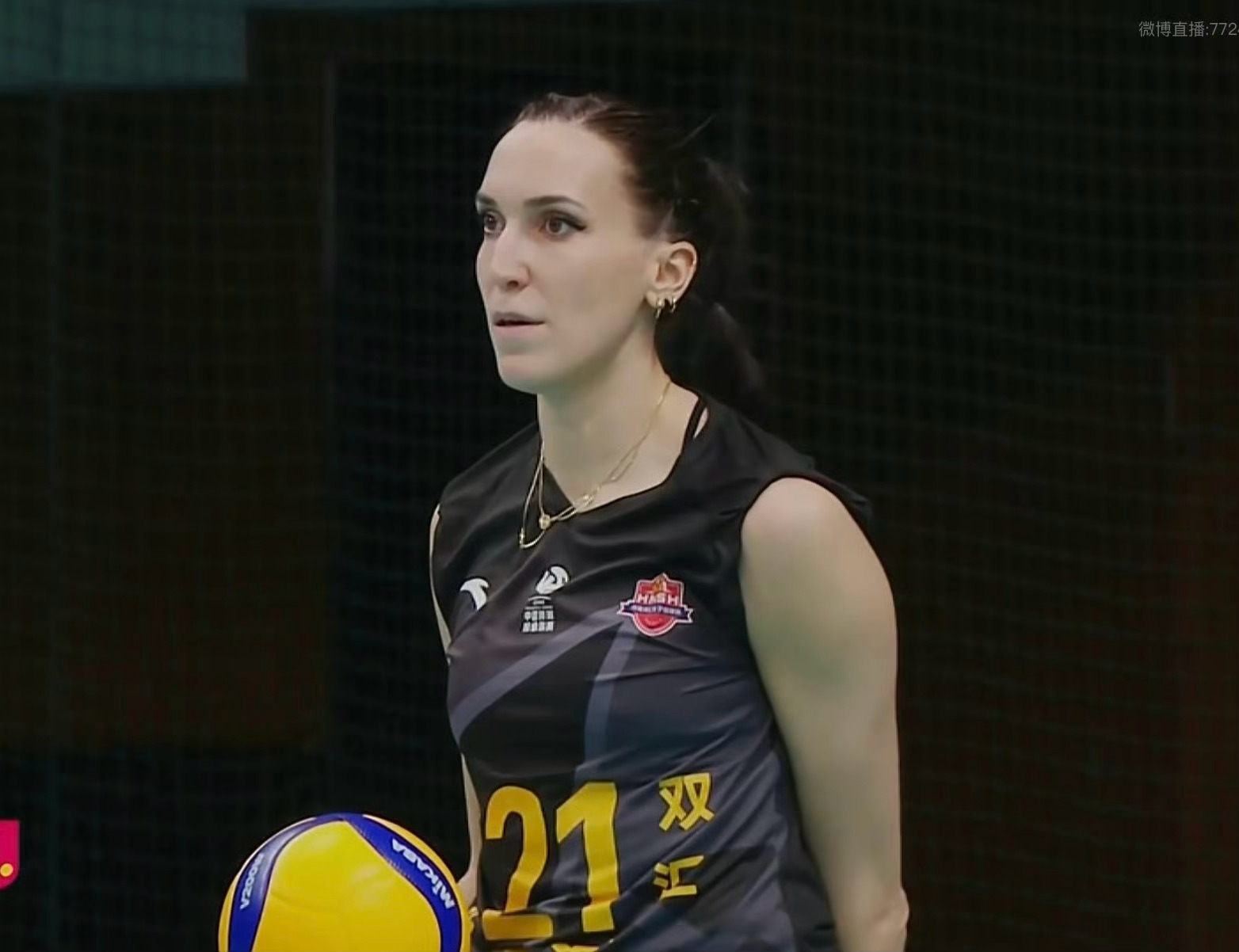 河南女排的新外援范雅克这场球暴露出了自己的弱点，一传非常不稳，从而影响了进攻！不