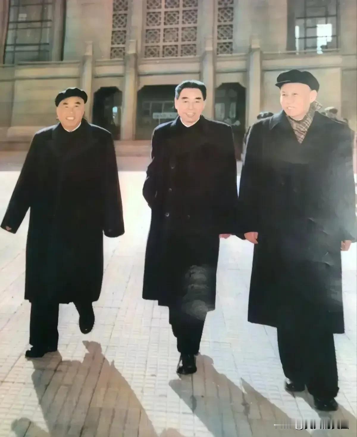 请看，他们三个都是伟大的人！
以身作则，奉献给祖国的人！
他们的一生很苦很幸福。