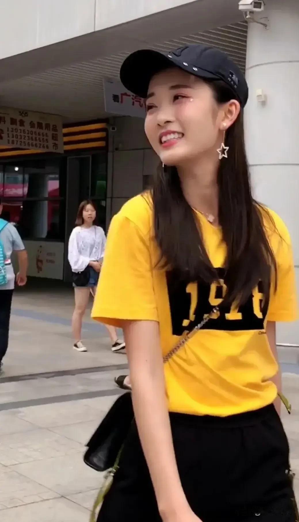 中国最美网红车模，有钱都请不到，她就是 李凉凉，李凉凉 原名：李玲，1994年7