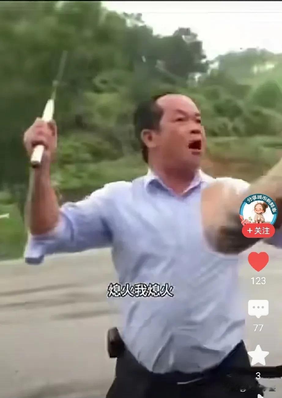嚣张纹身小伙这次遇到狠人了！
一位东北小伙与家人驾车行走在马路上，突然看到路边有