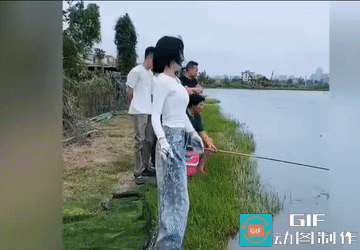 钓鱼佬:大鱼也经不起美色的诱惑。
她用的是铁链钓鱼，不是钓鱼杆钓鱼，而且钓到是一