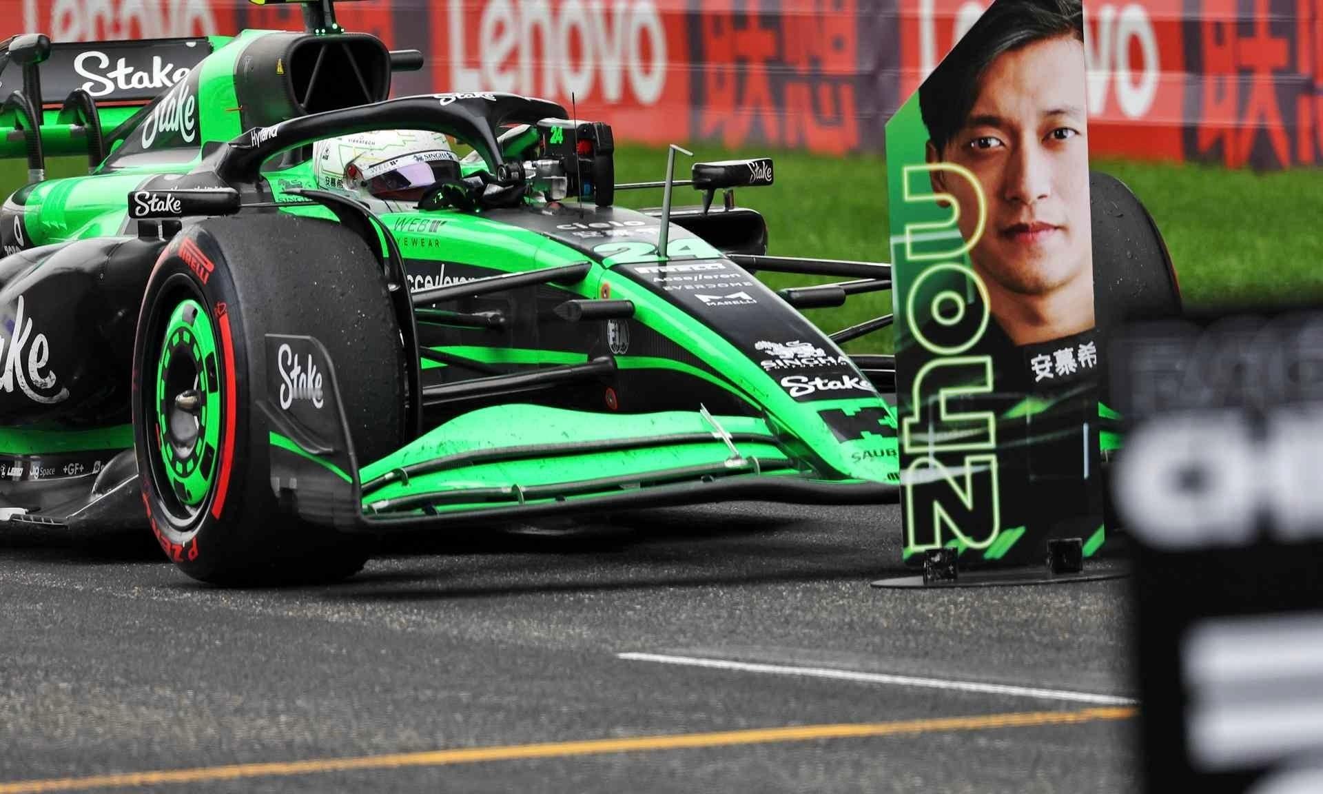 今年中国站冲刺赛排位赛SQ2周冠宇与博塔斯一起回到维修区、周日正赛结束后周冠宇走