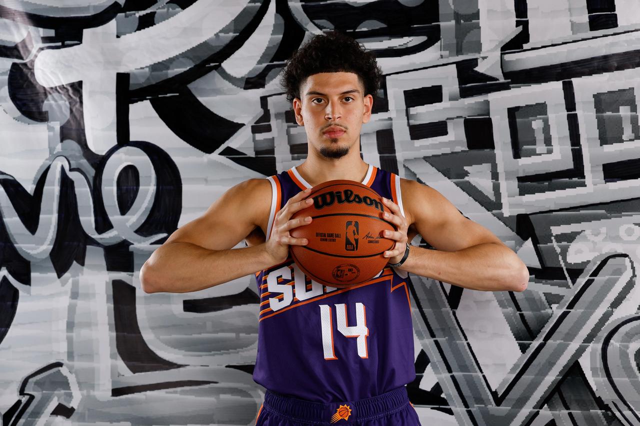 据ESPN记者沙姆斯·查拉尼亚报道，科比·布雷与菲尼克斯太阳队续签了一份双向合同