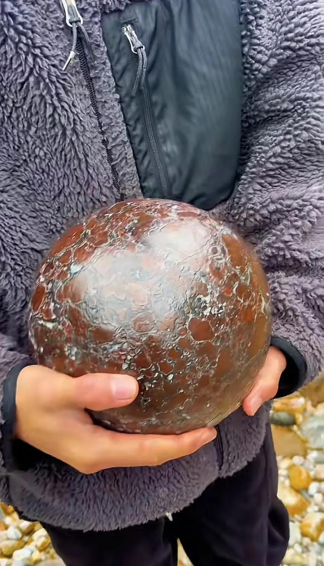 河边钓鱼捡到的宝贝，大神们帮看看，发吗？值多少？[what]