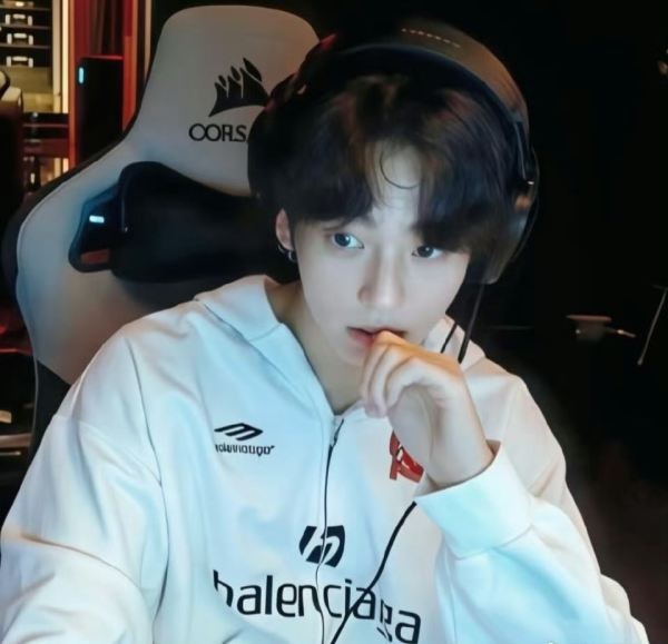 今夕是何年？这个田柾国好嫩 没空陪你们闹了[泪奔] ​​​