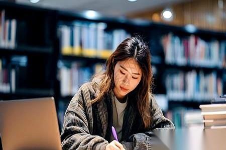 刚在头条直播里听到一个让人汗毛倒竖的事儿。
一个女人，结婚六年，扎了无数针、吃了