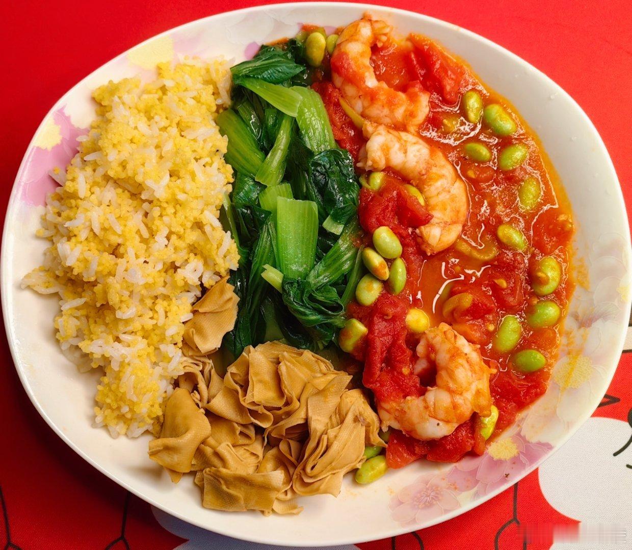#这个问题吃什么# 午餐：二米饭，卤豆皮，水油煮小油菜，番茄毛豆炒红虾肉 ，特意