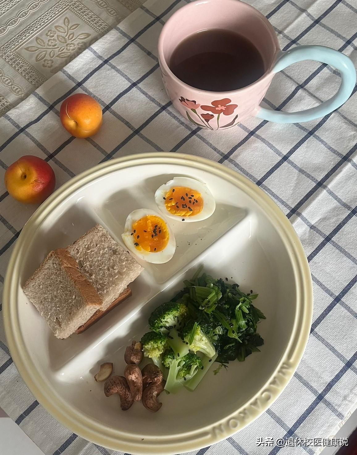 我自己坚持减脂控糖饮食一段时间，有两个月了，体重减下去4公斤，但是一直没有反弹，