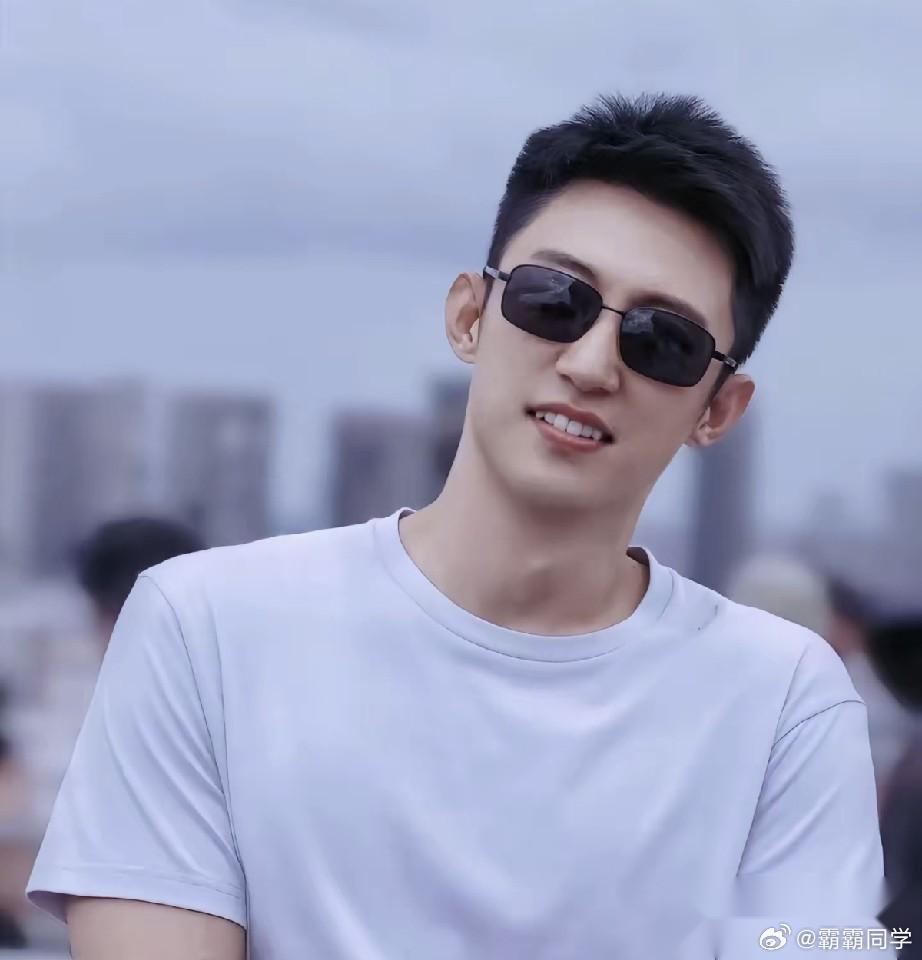 黄景瑜一直没爆红，说到底就一个原因：他卡在了一个不上不下的位置，上不去顶流，下不
