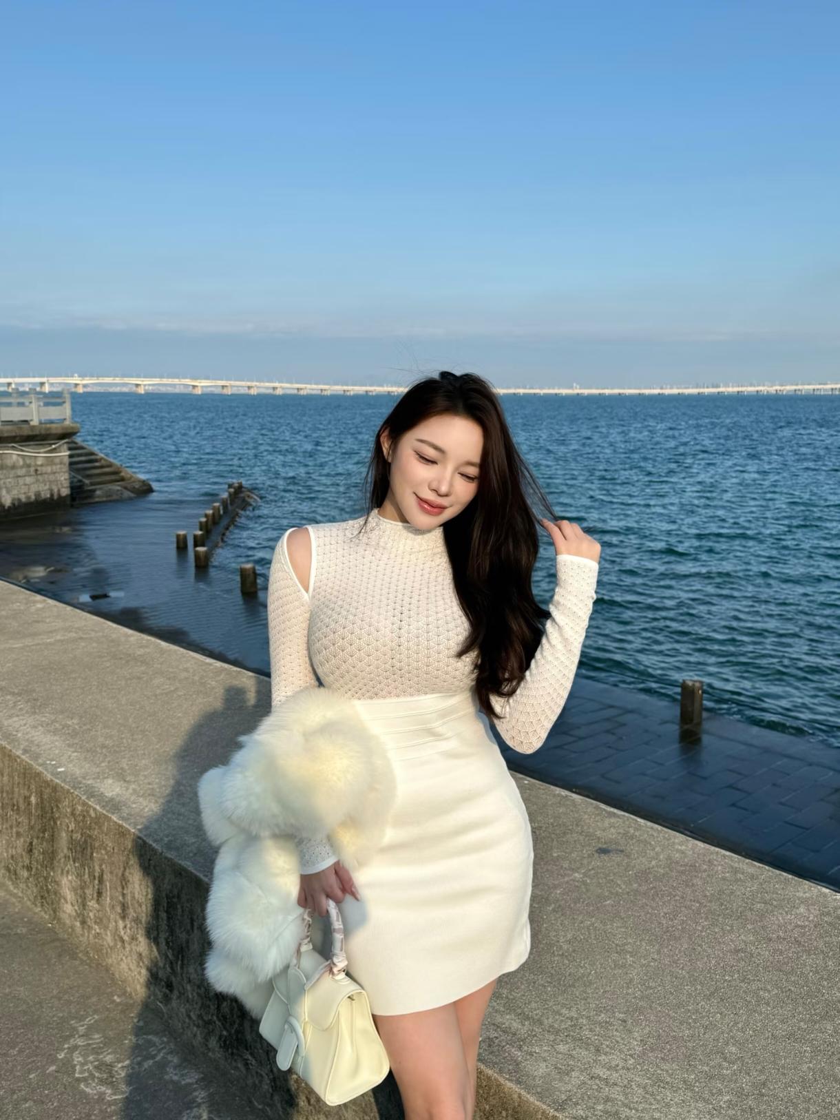 『半窗月痕·临江仙·海岸晴姿』
 
碧海翻波连远天，晴光漫洒长栏。长风轻拂鬓云软