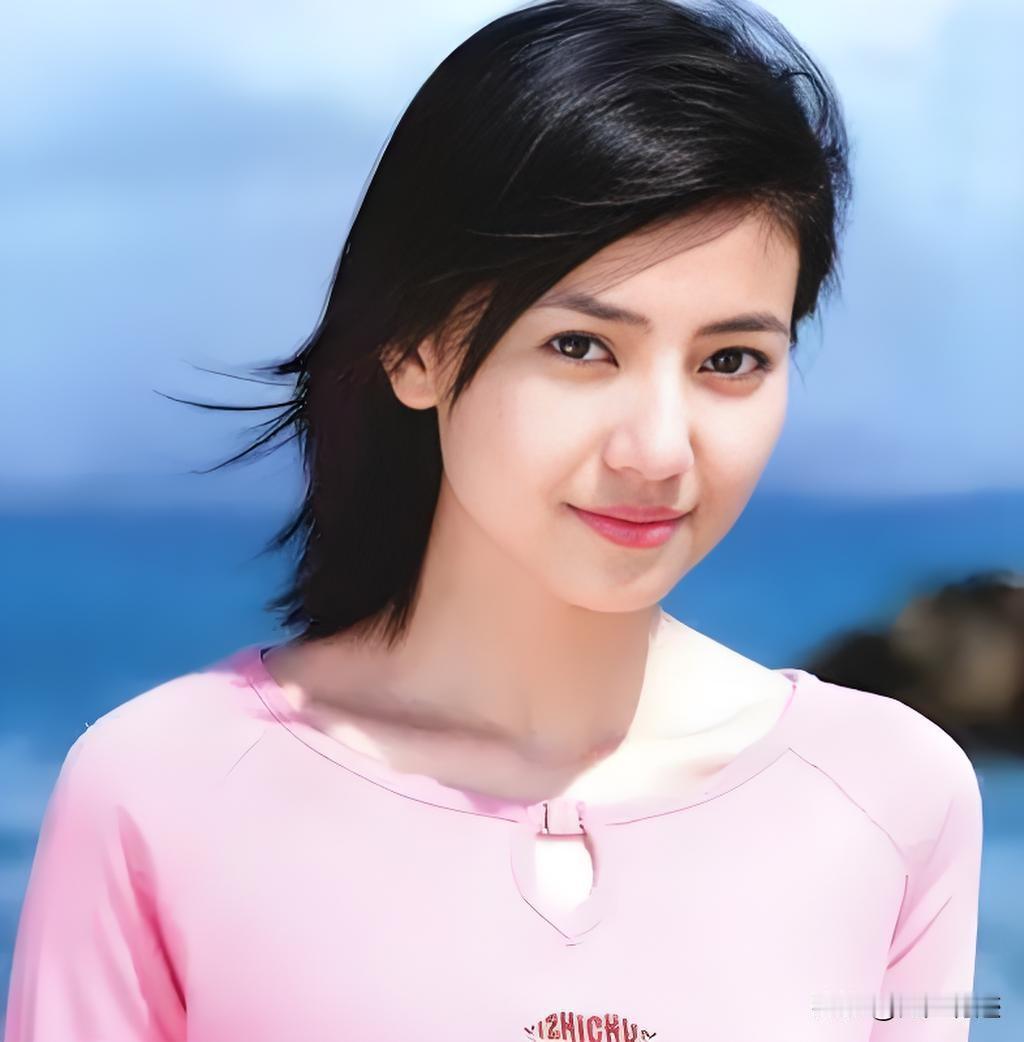高圆圆这种长相就是清雅脱俗的最好诠释！
她美得一点都不费力，往哪站，哪就是风景。
