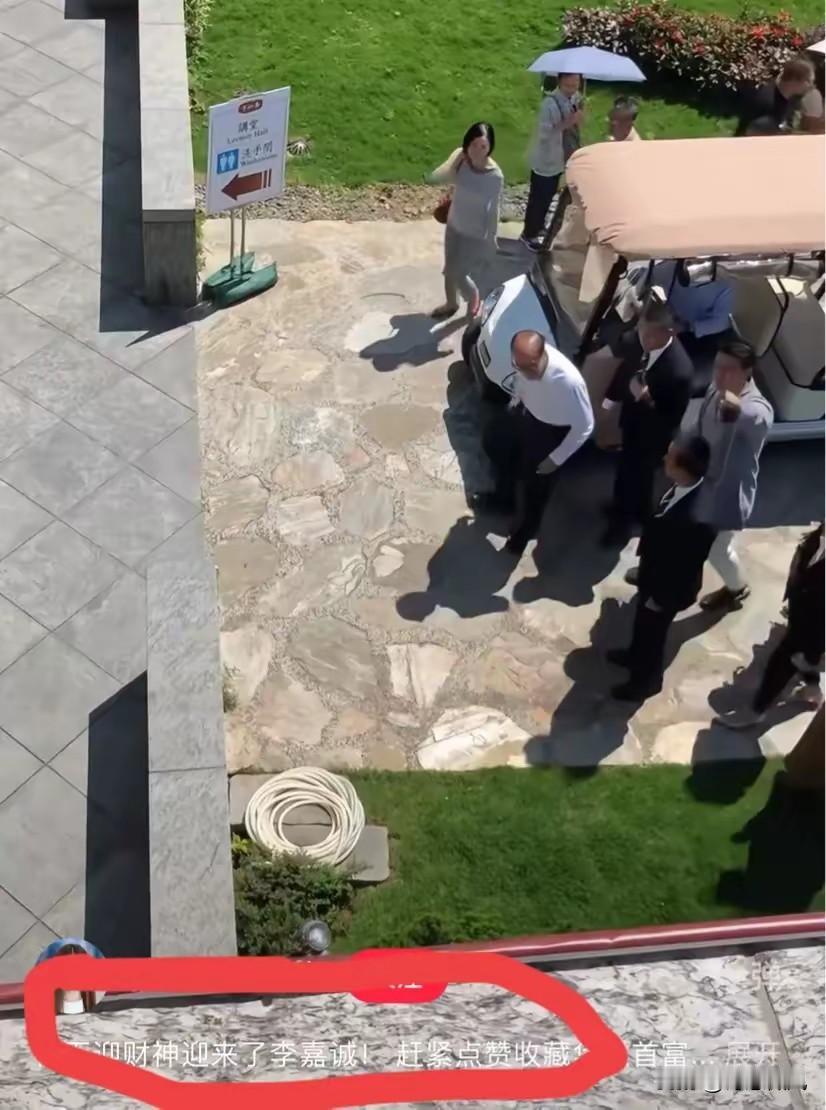 年初五，98岁李嘉诚去慈山寺迎财神，自己走路状态好，李泽钜陪同。
 
没有高调的