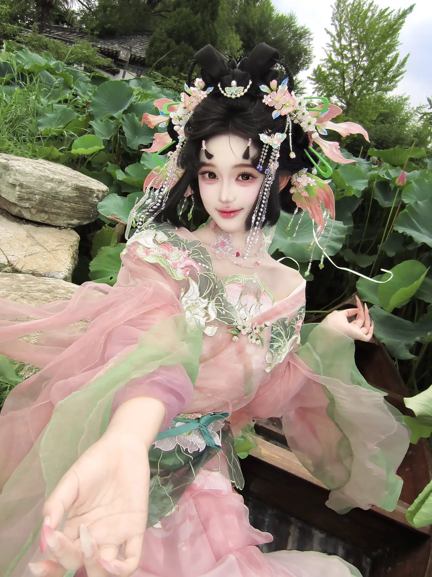 粉衣配青荷，快乐不打烊