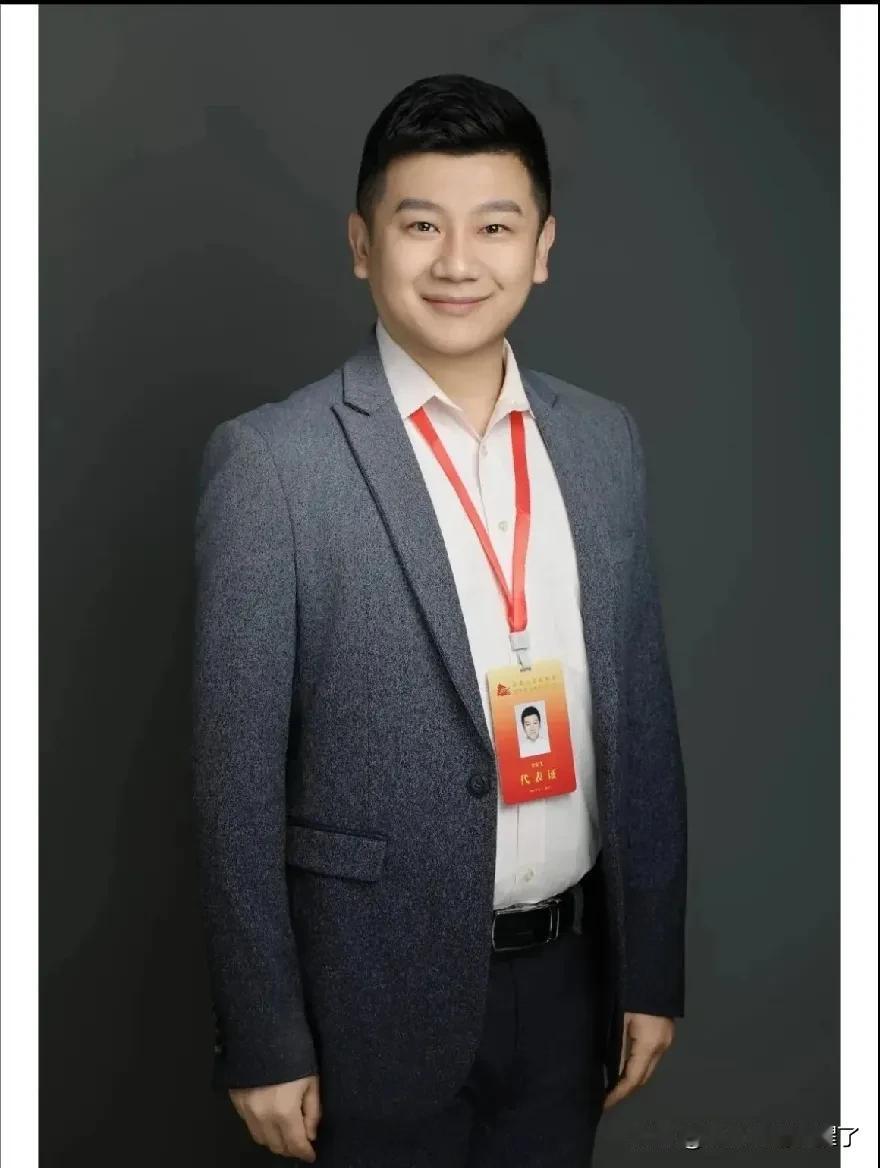 李寅飞，在德云社学习过艺名李鹤元，后被高峰开除。
货真价实的清华大学新闻与传播学