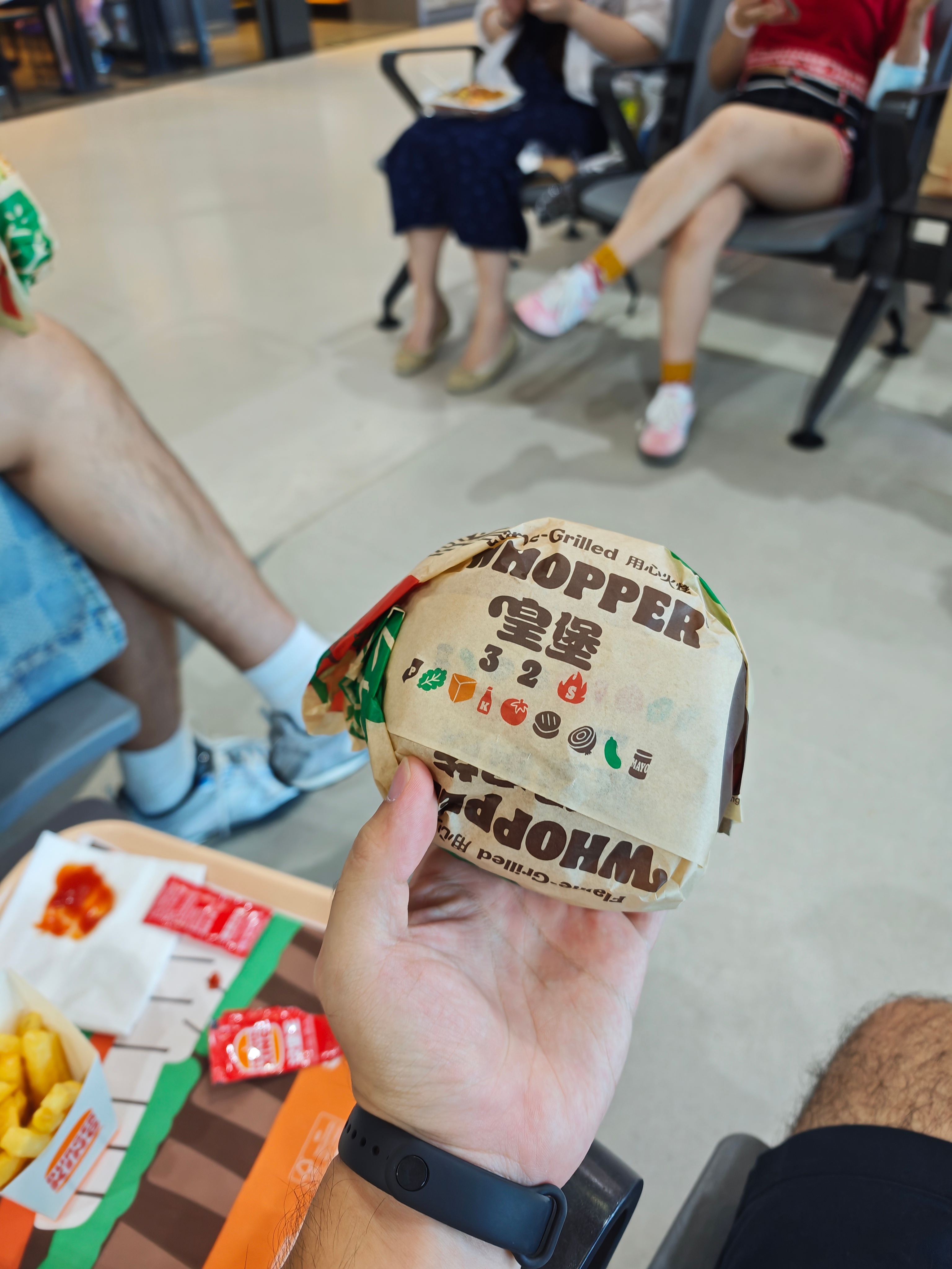 麦当劳汉堡缩小比例麦当劳真的应该学学汉堡王刚刚在机场30点的一个皇堡，差不多跟我