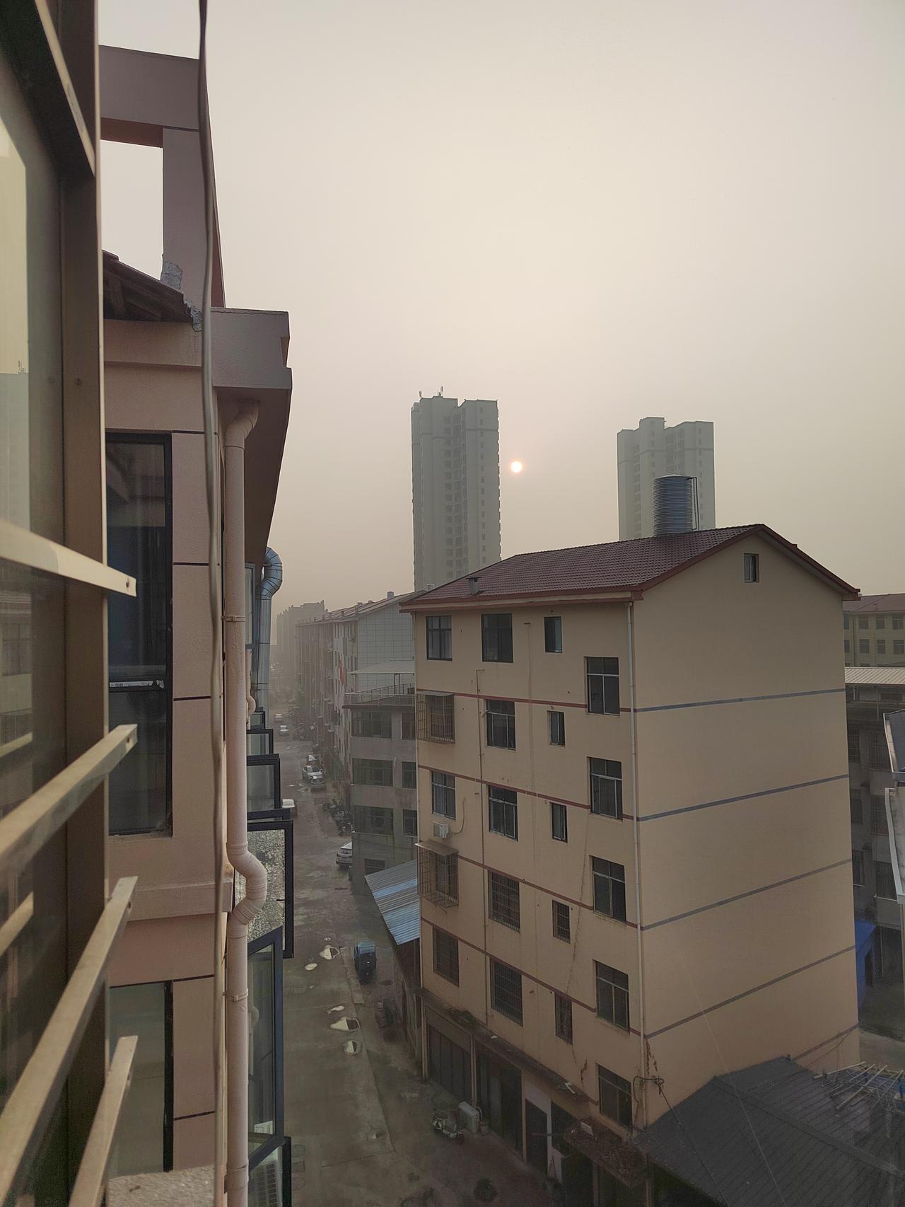 早晨高楼大厦之间的朝阳，很温润，非常诗意

周日时，气温还是比较高的，即使早上起