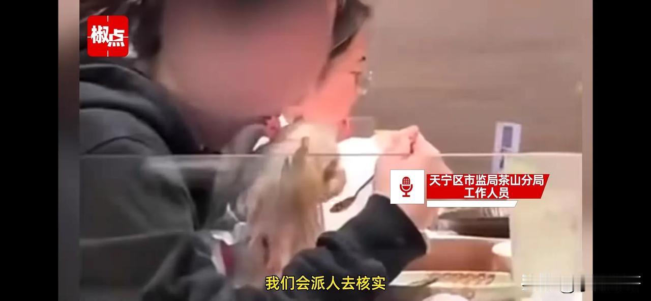 江苏常州，女子带着宠物狗进餐厅用餐，期间竟用汤勺喂食狗狗还让狗狗舔舐。餐厅：餐具