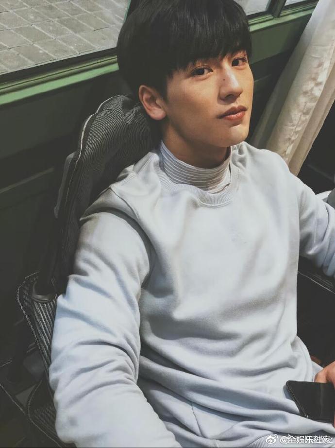 张凌赫被考古得只剩个裤衩了 就算被扒到这种程度，张凌赫还是清爽帅气，毫无黑料。 