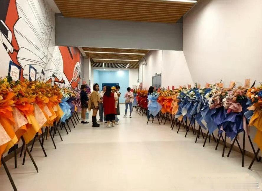 张继科新球馆开业，圈内好友无人到场，一个人红墙拍照有点尴尬啊！ ​​​