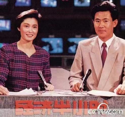 一张图一个故事。四年前，敬一丹提笔撰文，悼念并肩主持《经济半小时》的老搭档赵赫；
