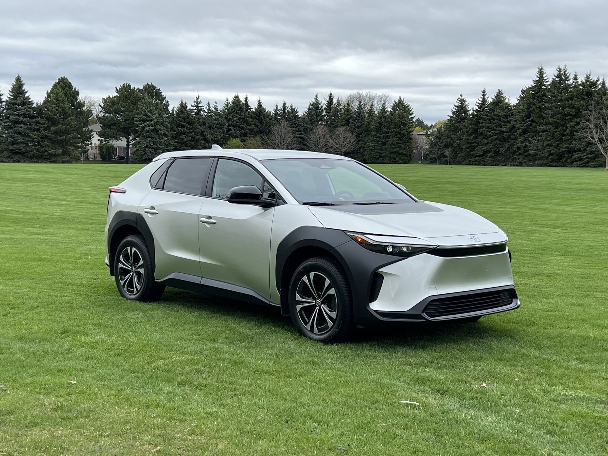 2025 Toyota bZ4X LE ​​​