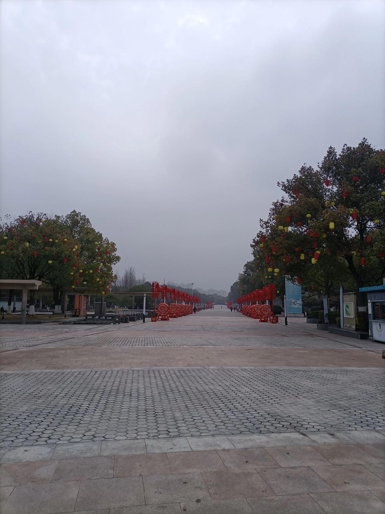 先去了诸暨三角公园，小小的，一点不怎么样(见前一篇)，以为诸暨五角公园也是如此。