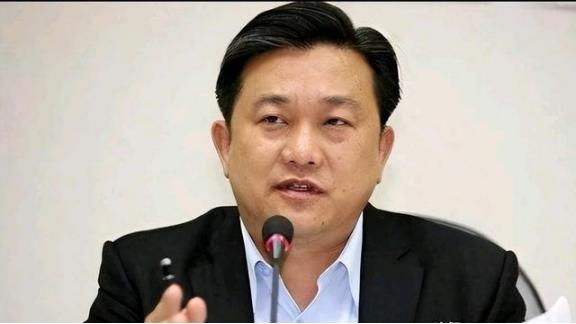 “台独”分子王定宇又开始攻击郑丽文了！4月8日，王定宇声称，郑丽文在中山陵上演哽