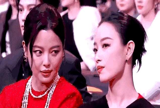 辛芷蕾刚想坐C位，屁股还没热，肖战的名牌“嗖”一下被拔了！
双人沙发秒变单人冷板