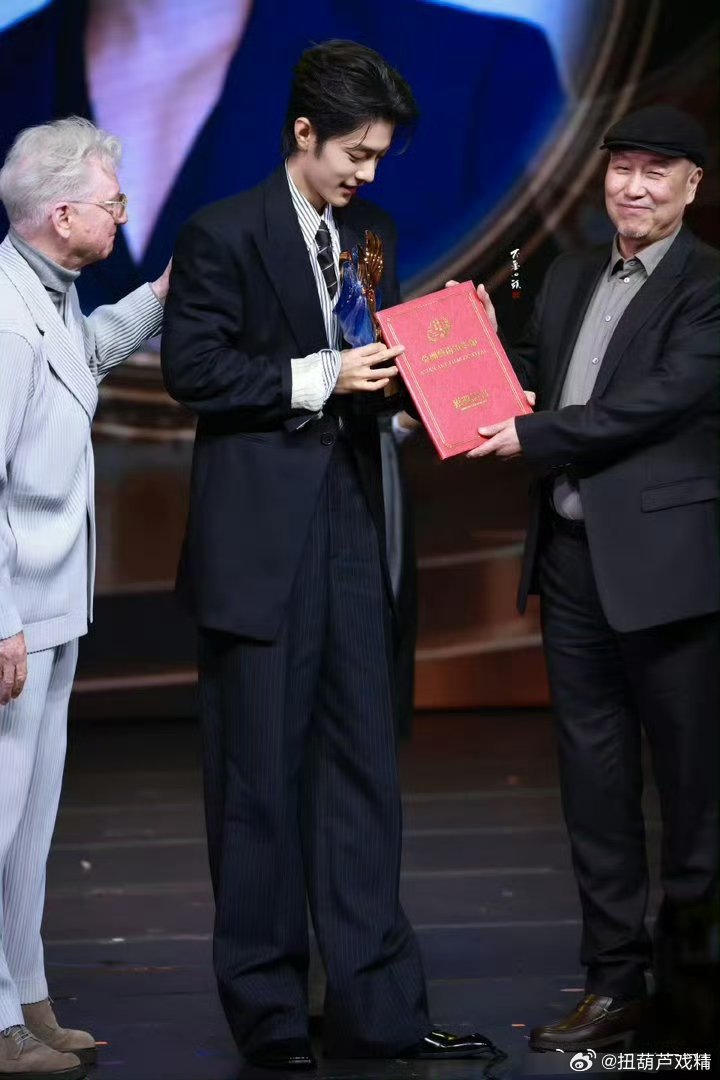 短短几天，肖战就拿下两个影帝一个视帝，你们懂我陪伴了他六七年，此时此刻的心情吗再