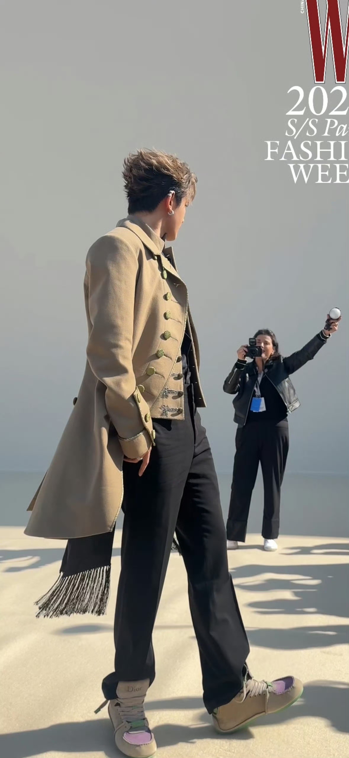 邓为靠脸生扛刁钻镜头 不得不说邓为还是太权威了，Dior巴黎秀场上头上大顶光的仰