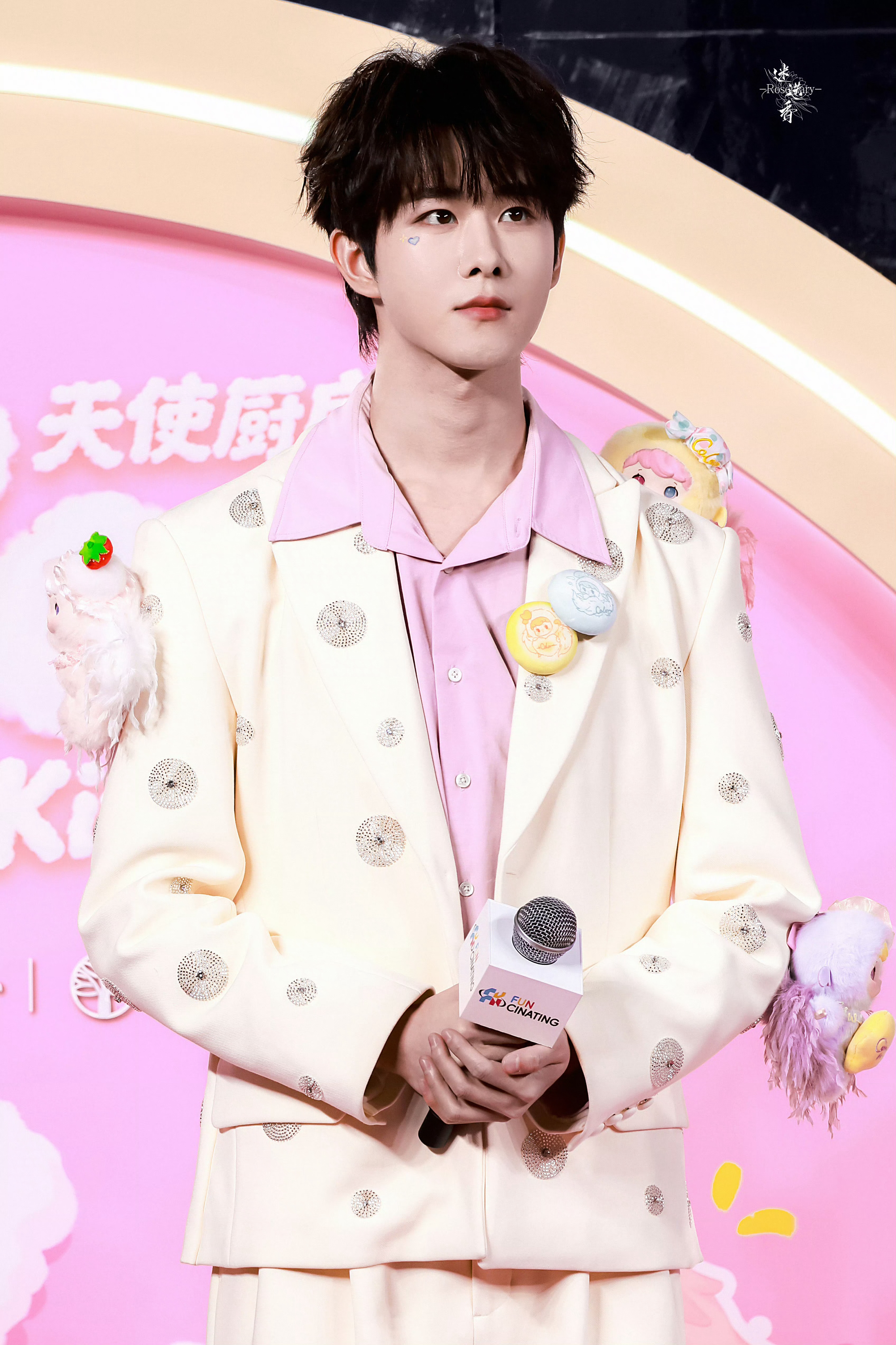 田嘉瑞今日活动路透图笑起来好甜🥰田嘉瑞