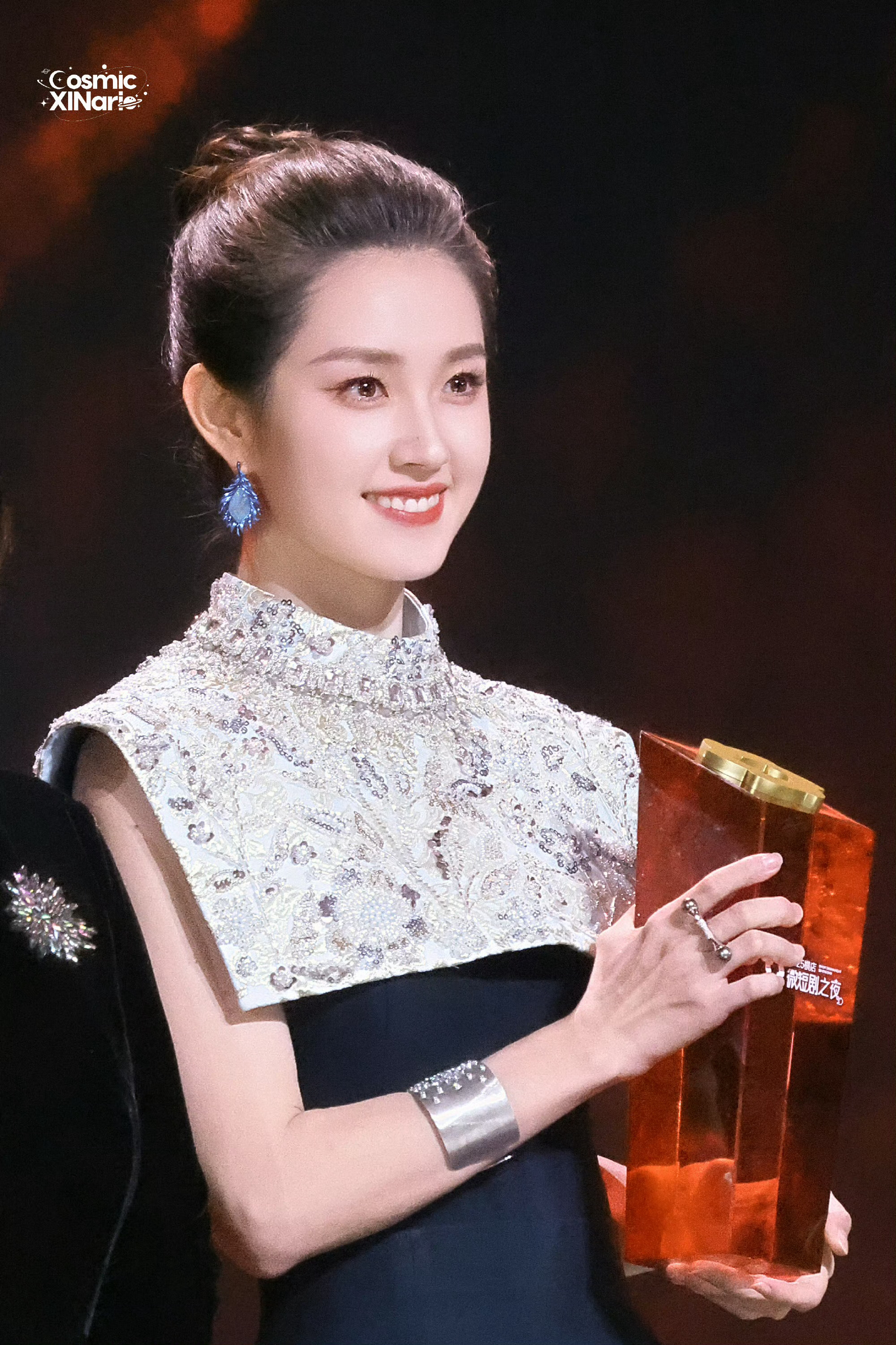 郭宇欣一条裙子穿了三次她的气质我觉得是干净舒展，特别松弛自然，笑容明媚笑起来很有