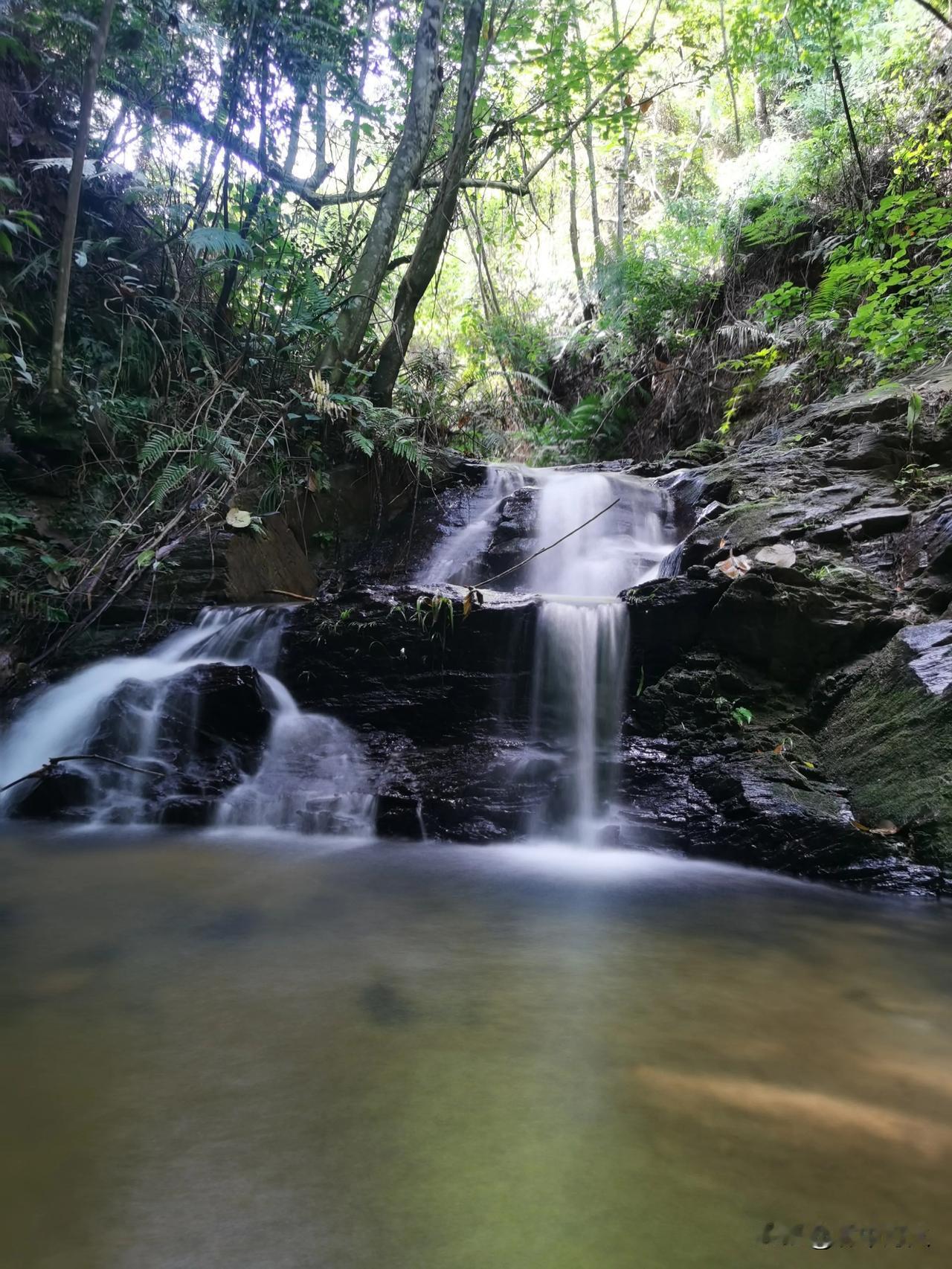 山涧小瀑布，丛林绿植茂密（‘陆川西山）