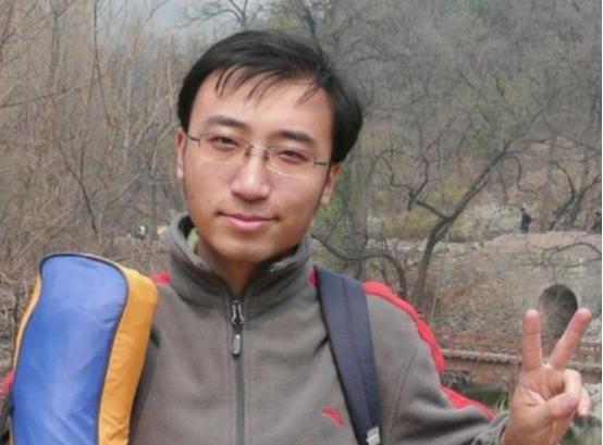 2008年夏天，清华大学电子工程系的硕士毕业生李永乐站在北京国贸的天桥上，看着脚
