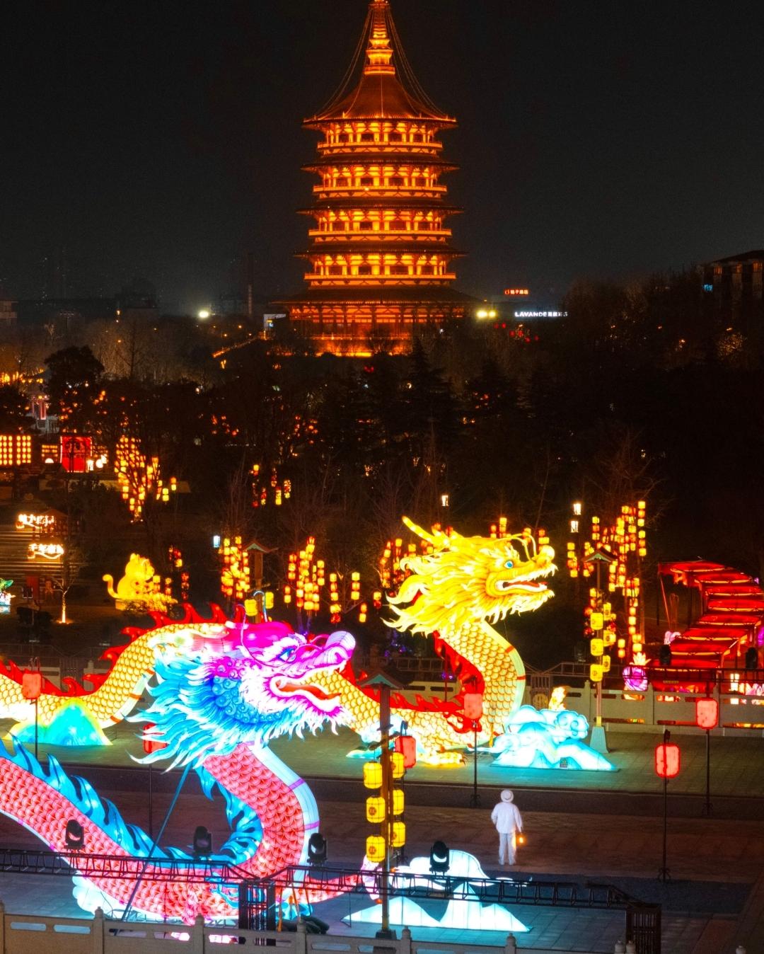 我们元宵节的惊艳景色，已经通过网络传到了国外！
之所以能引起外国网友们的热议，无