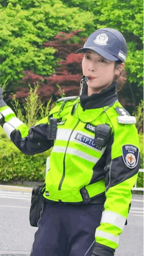 又是被兔子警官这甜甜的笑容，治愈的一天！哪些女生让你一眼就喜欢的兔子警官