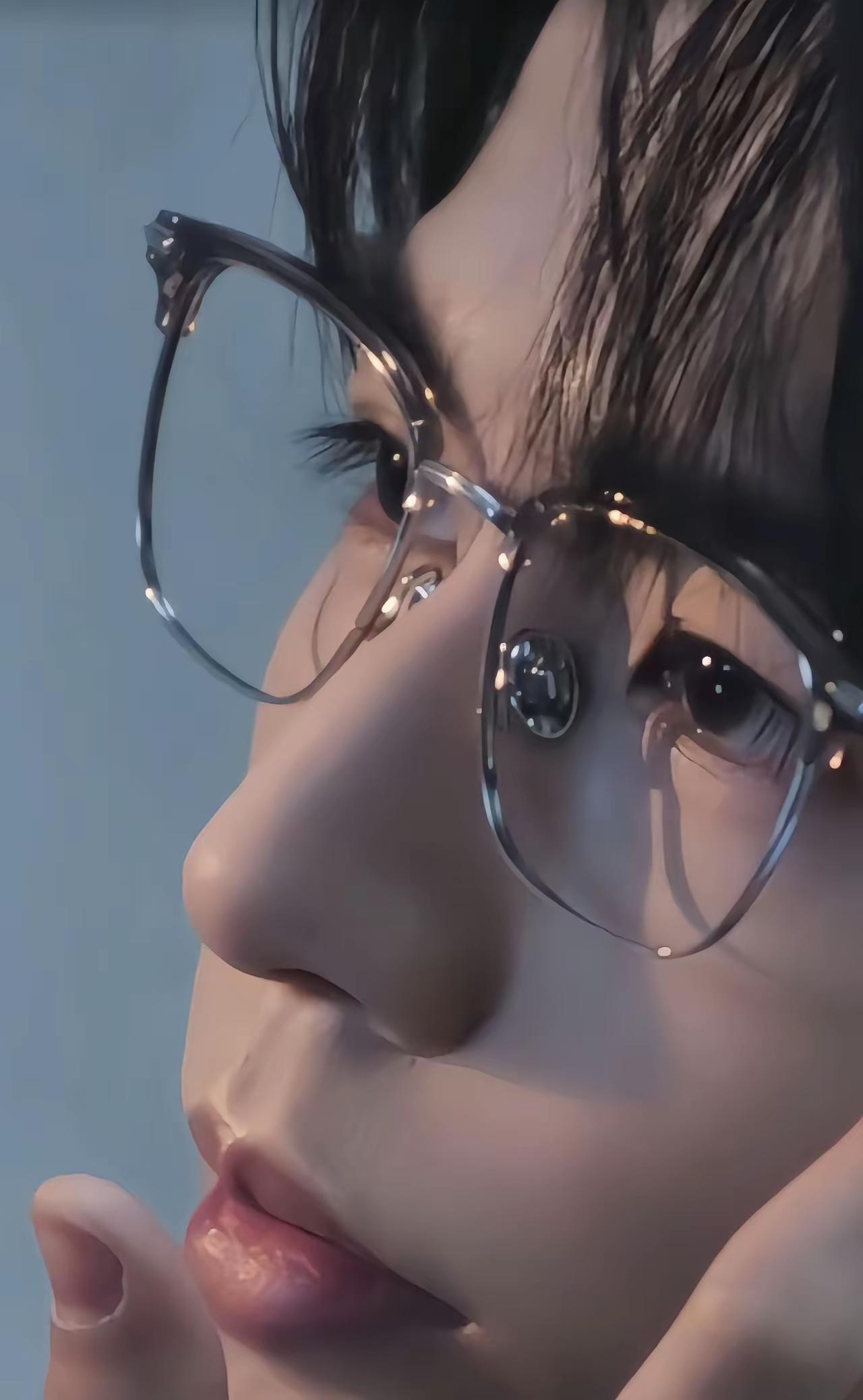 张凌赫
说实话
他的优势就是身高
颜值反正一般
演戏目前一般
和任嘉伦成毅比起来